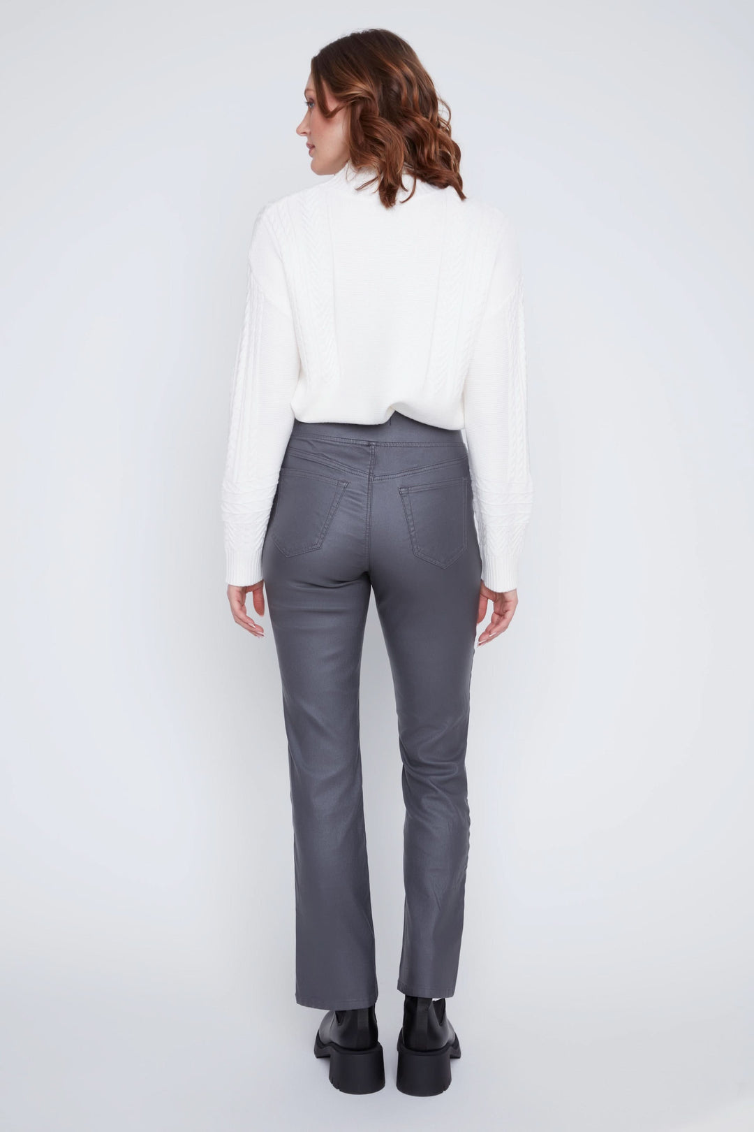 Pantalon taille haute gris, coupe ajustée, porté avec un chandail blanc, vue arrière.