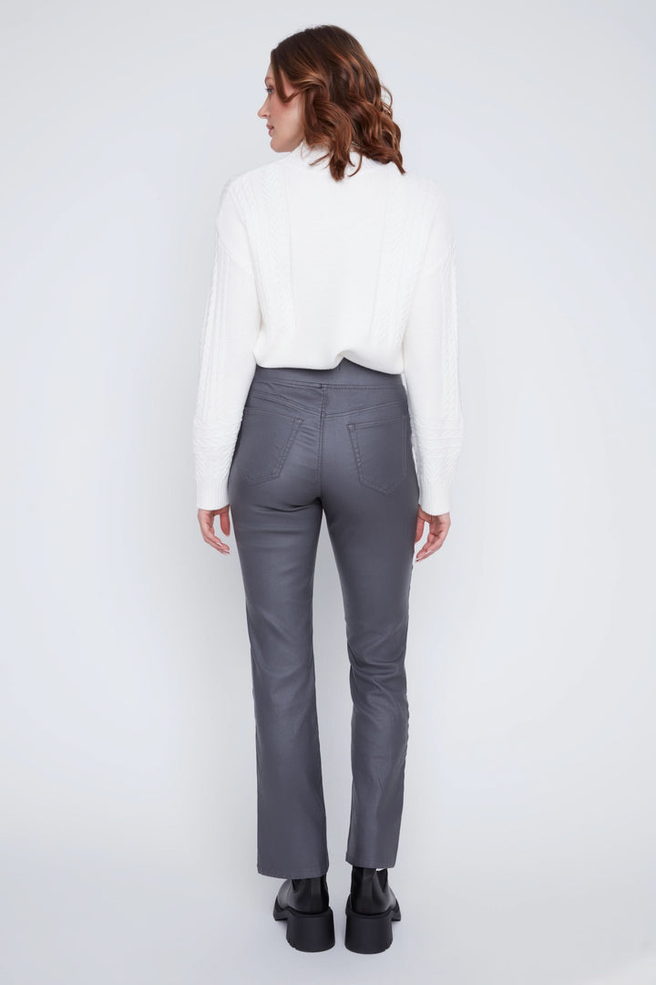 Pantalon taille haute gris, coupe ajustée, porté avec un chandail blanc, vue arrière.