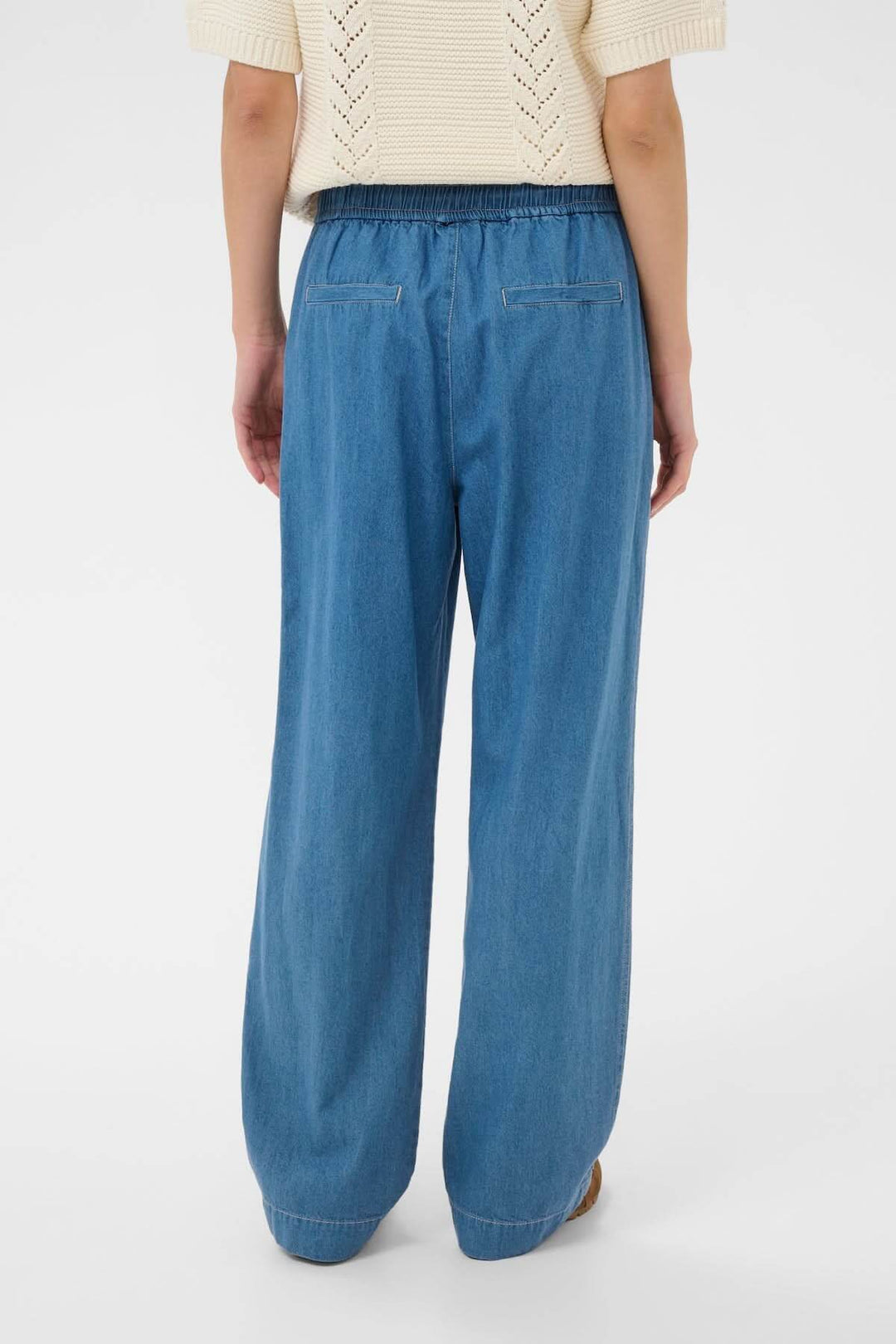Vue arrière du Pantalon taille élastique Aina en denim léger avec coupe droite, parfait pour un look décontracté ou soigné.