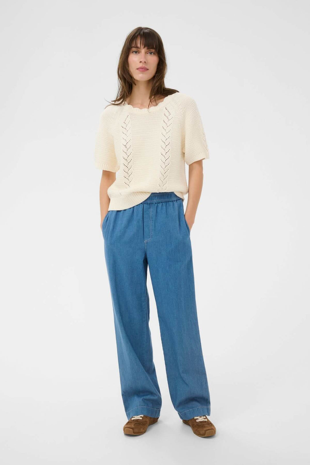 Femme portant le Pantalon taille élastique Aina en denim léger avec coupe droite, idéal pour un look casual et confortable.