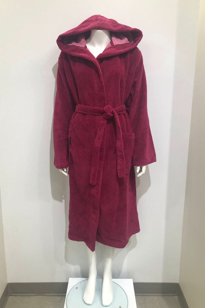 Peignoir long à capuche en coton éponge rouge avec ceinture ajustable, parfait pour le bain ou détente à la maison.