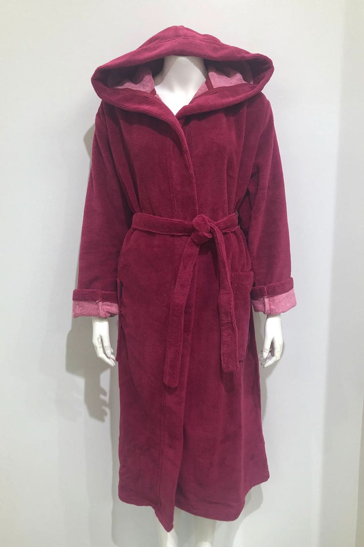 Peignoir long à capuche en coton éponge de couleur bordeaux, avec ceinture ton sur ton et poches, idéal pour confort à la maison.
