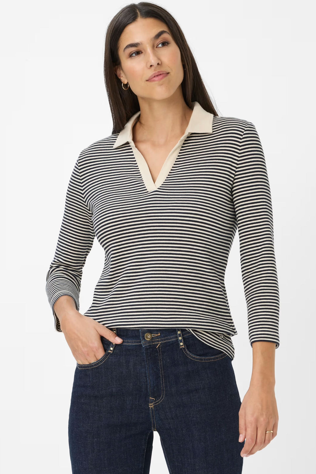 Polo Cleo à rayures avec col contrasté et encolure en V, parfait pour un look casual chic.