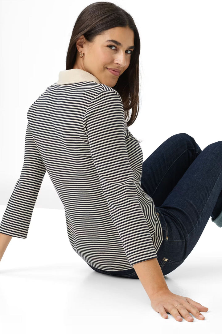Polo Cleo à rayures avec col contrasté, coupe ajustée et manches trois-quarts, porté avec un look décontracté.