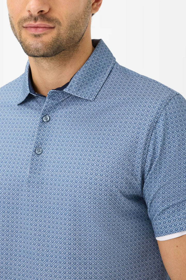 Homme portant un polo à manches courtes avec motif géométrique en bleu, idéal pour un look chic décontracté.