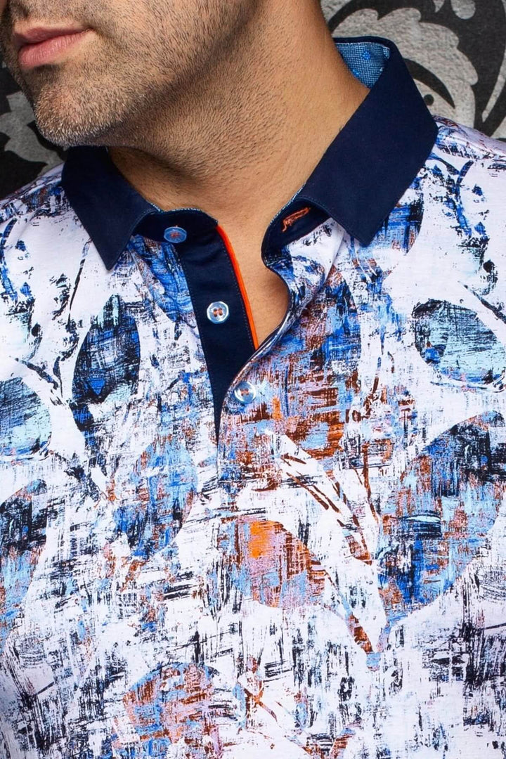 Homme portant un Polo YUCATAN avec imprimé artistique audacieux et col contrastant, parfait pour un look moderne et élégant.
