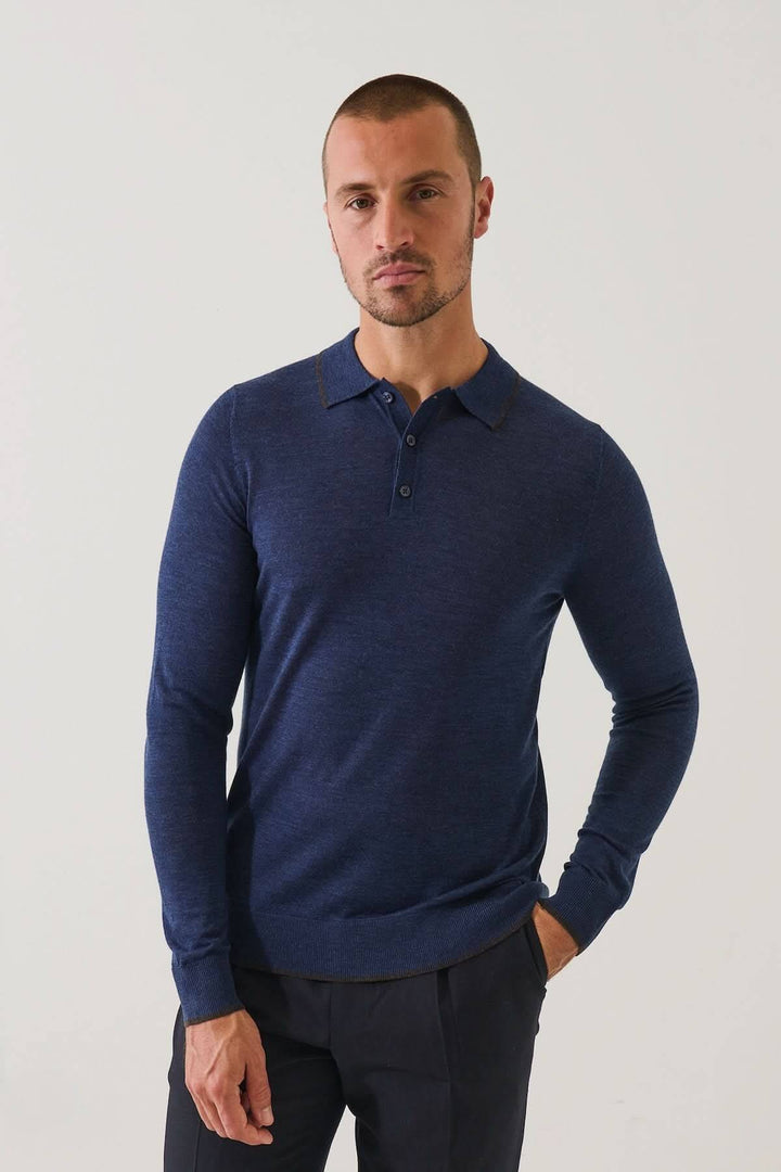 Homme portant un polo boutonné en laine mérinos extra-fine bleu, design intemporel, maille légère et élégante, tombé parfait.