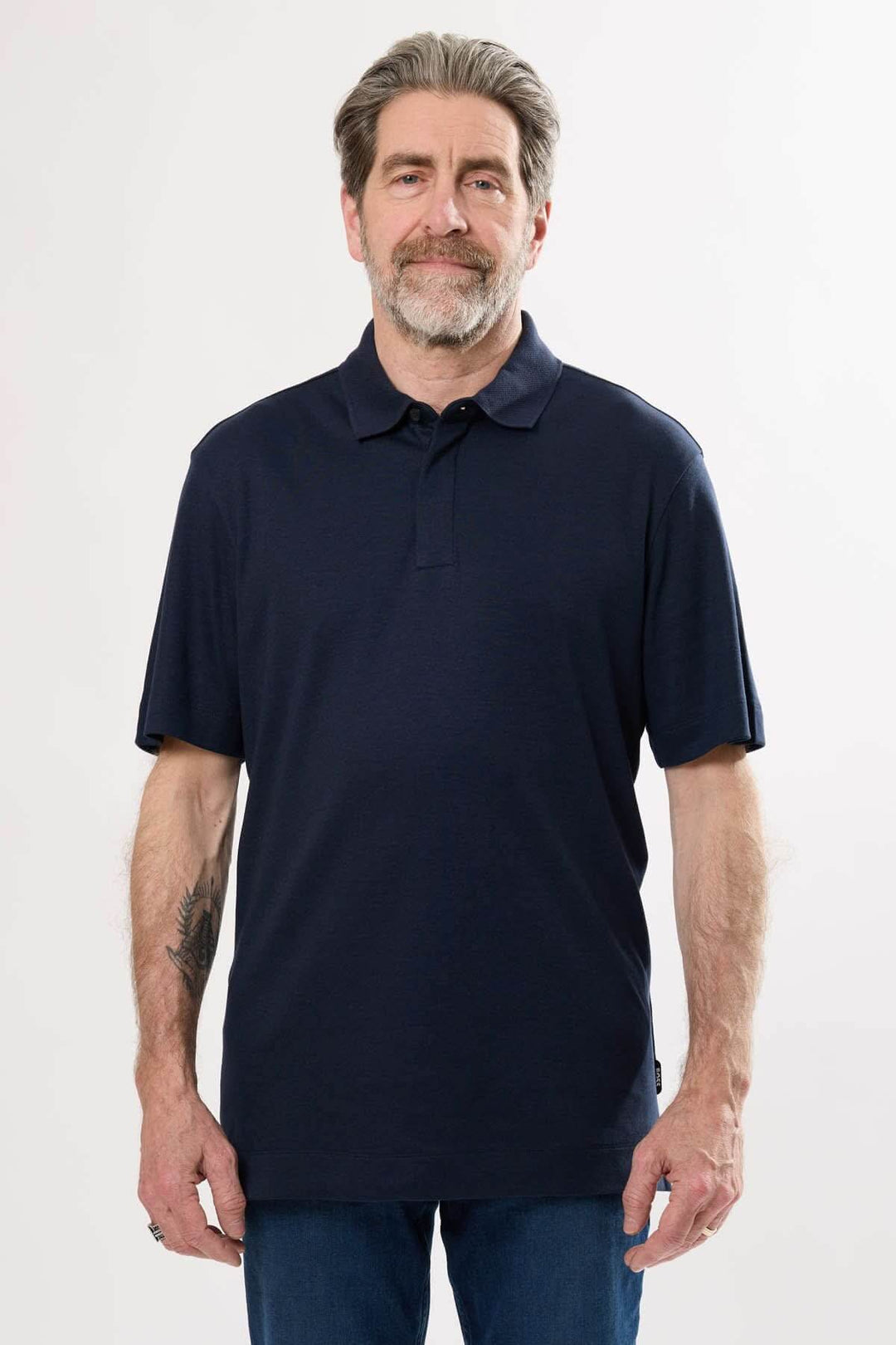 Polo classique à manches courtes en coloris marine, pour hommes, offrant confort et style quotidien.