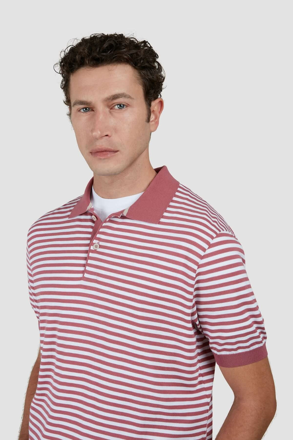 Polo en coton à rayures bicolores avec col contrasté, style élégant et décontracté, idéal pour les journées ensoleillées.
