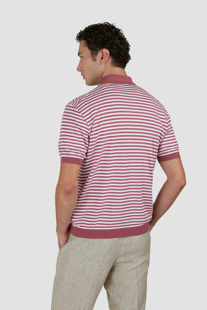 Polo en coton bicolore à rayures avec col contrasté, vu de dos, sur un homme en tenue décontractée.
