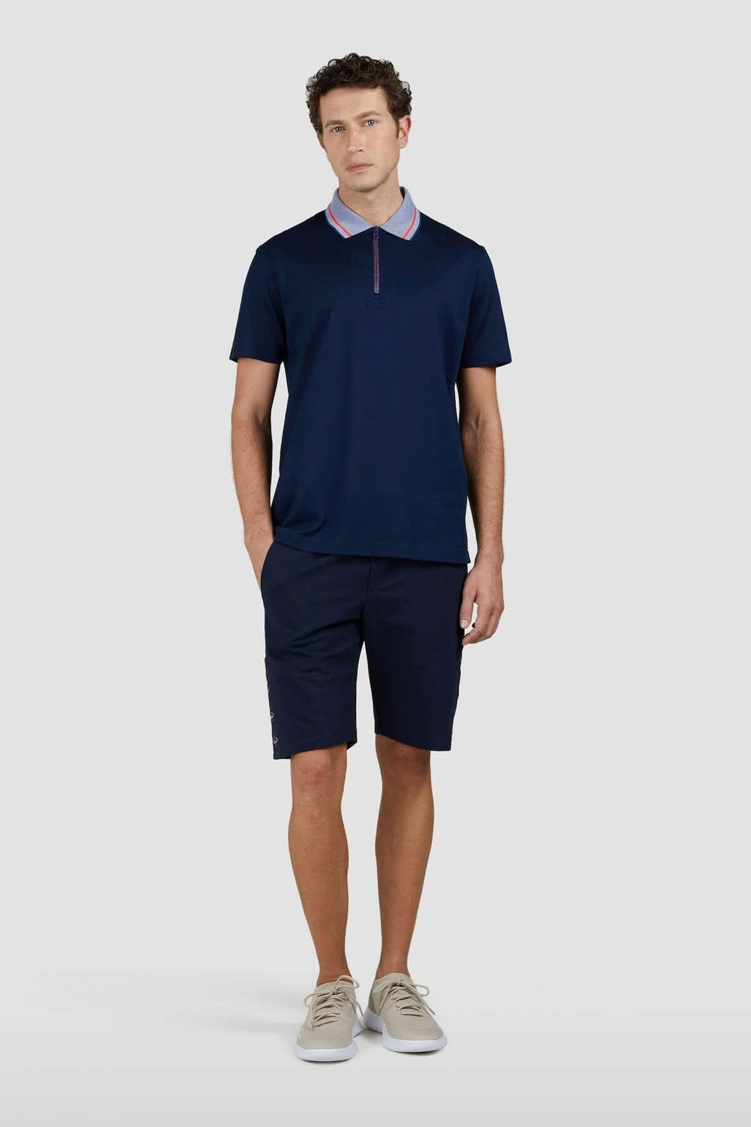 Polo en coton à manches courtes, col contrasté et fermeture éclair, style décontracté, modèle homme.