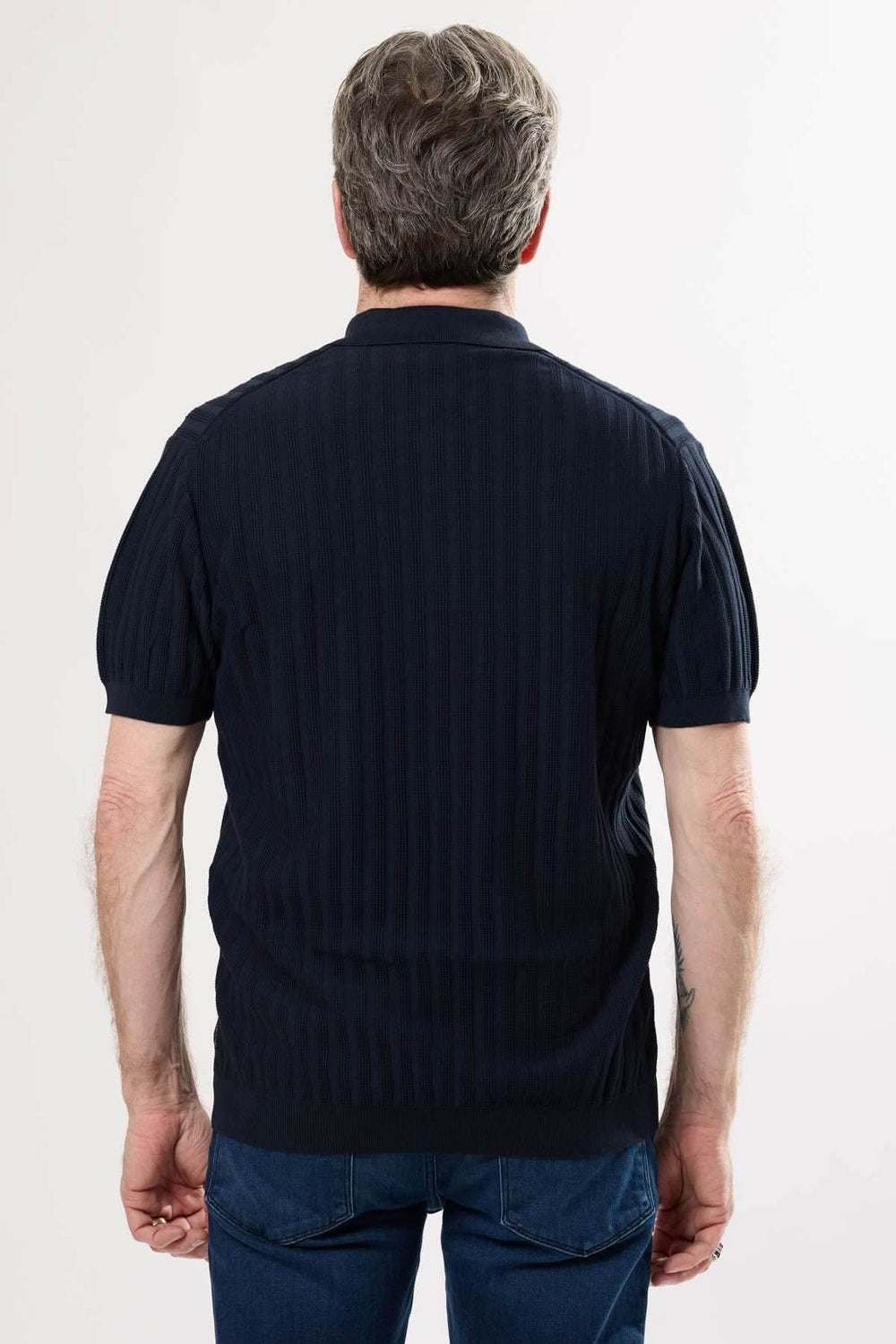 Polo en tricot structuré, motif côtelé vertical, vue arrière, manches courtes, style rétro-chic.