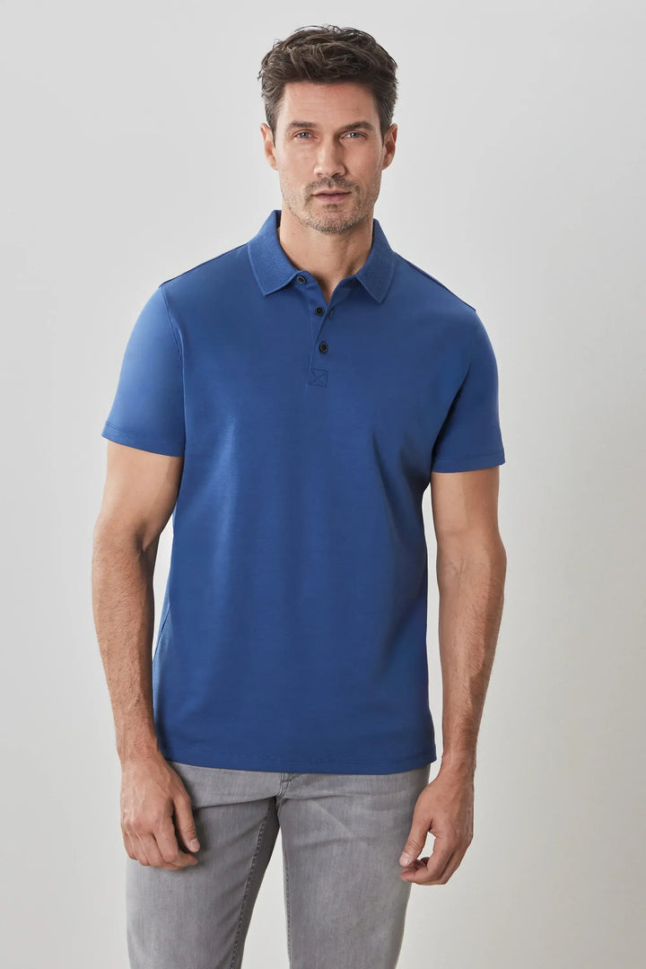 Polo manches courtes Georgia en bleu, style décontracté avec col et patte de boutonnage en tricot.