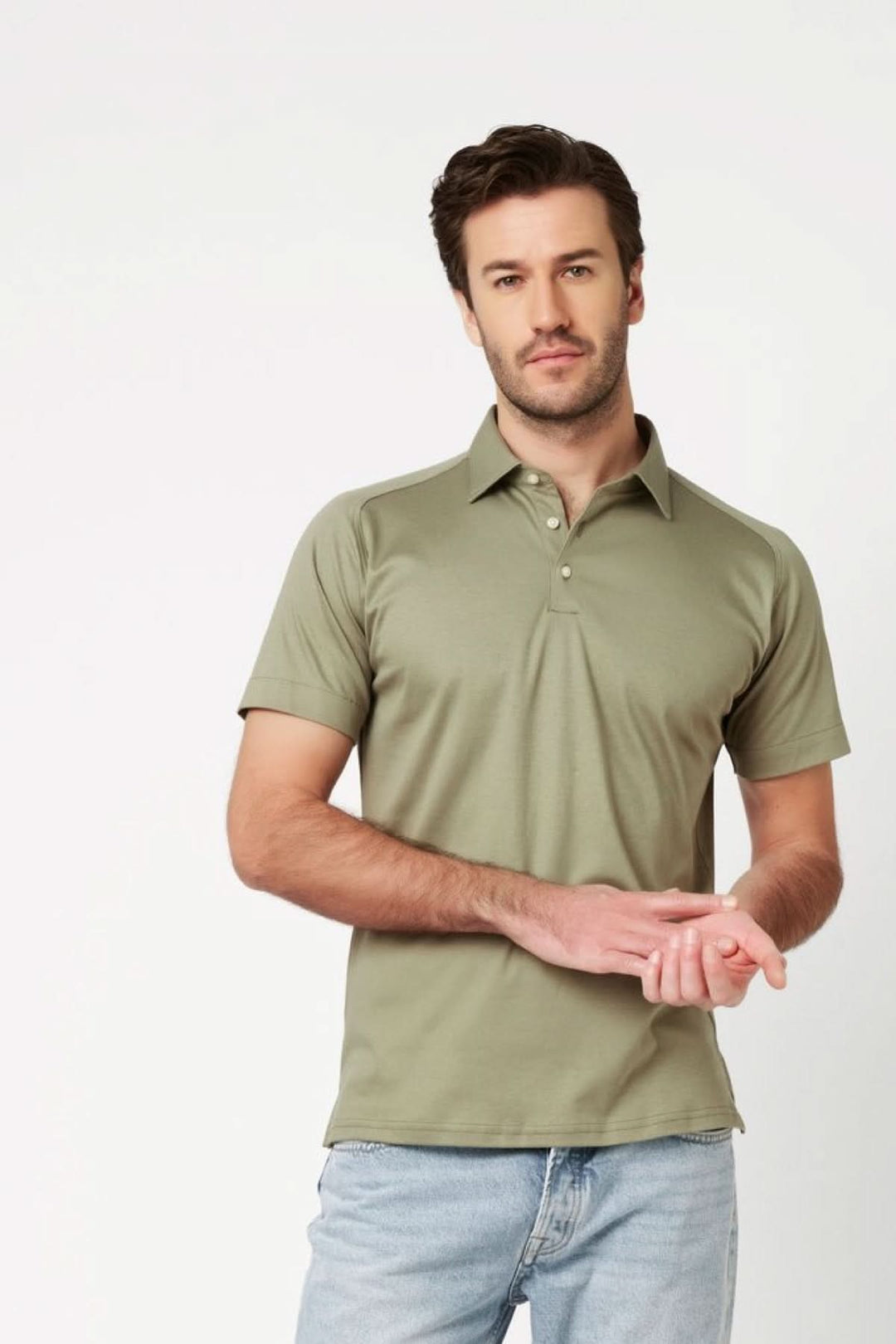 Homme portant un Polo à manches courtes coupe moderne, couleur kaki, avec un col structuré et une coupe ajustée, style contemporain.