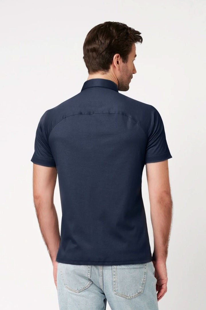 Homme portant un Polo manches courtes performance épuré, coupe ajustée, vue de dos
