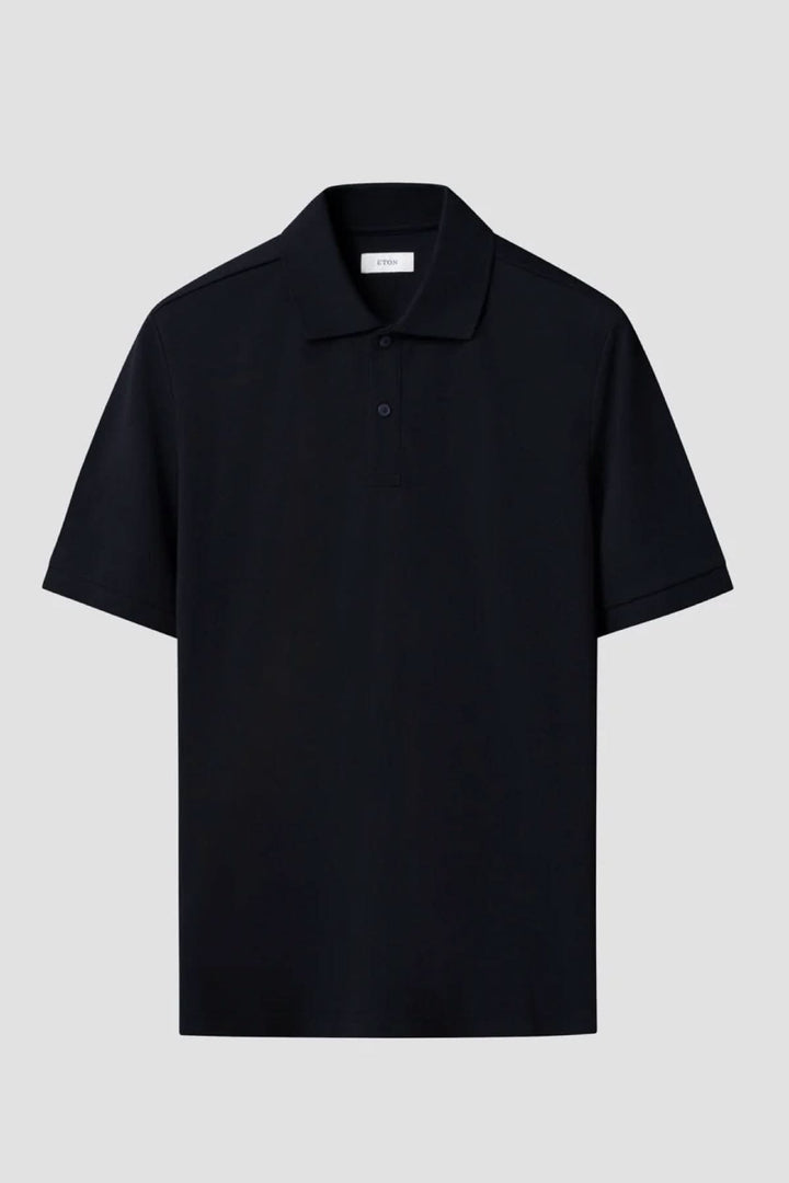 Polo piqué à manches courtes noir, coupe ajustée, pour un style épuré et moderne. Parfait pour des tenues décontractées ou soignées.