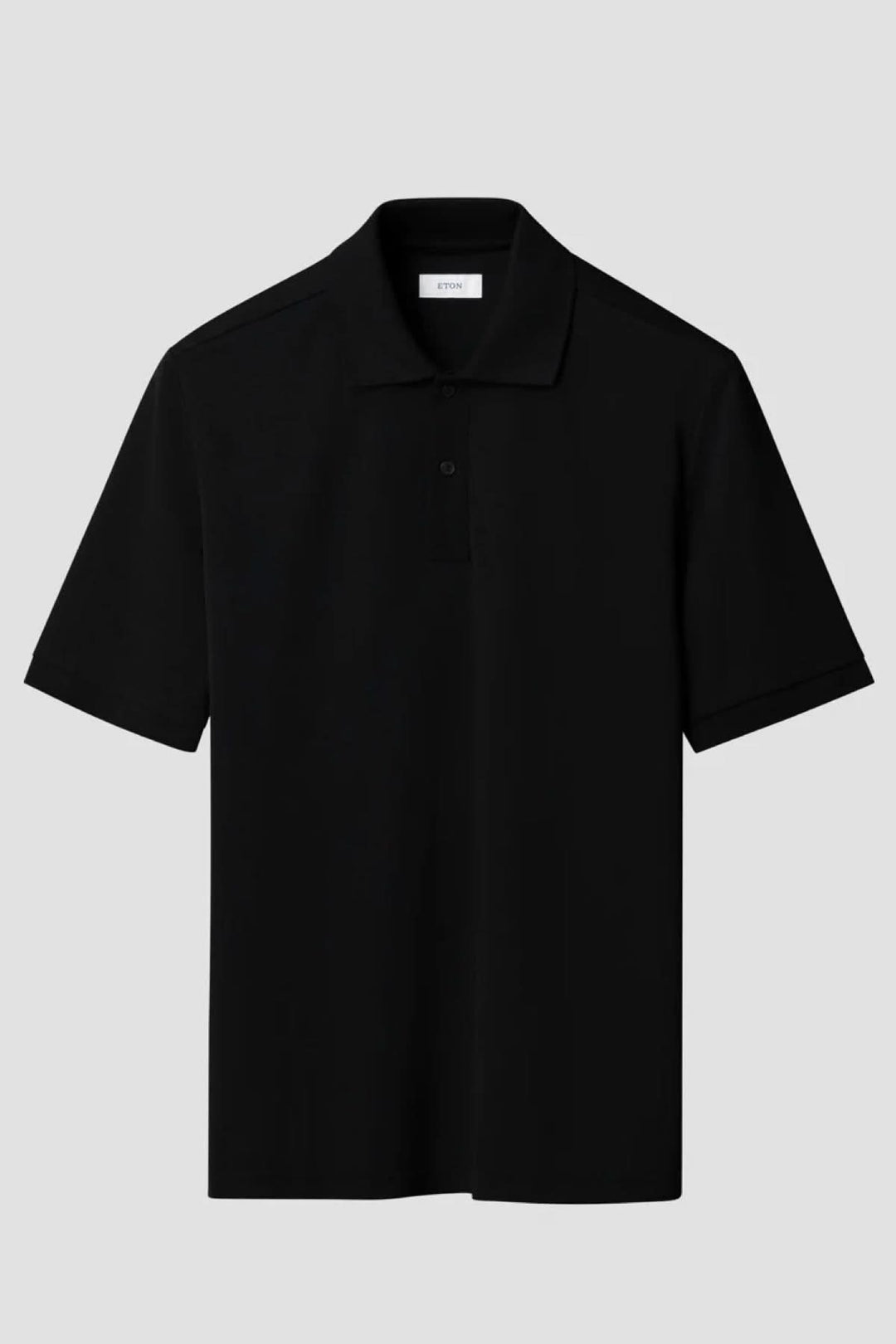 Polo piqué à manches courtes noir moderne ajusté, col structuré pour look polyvalent et confortable.