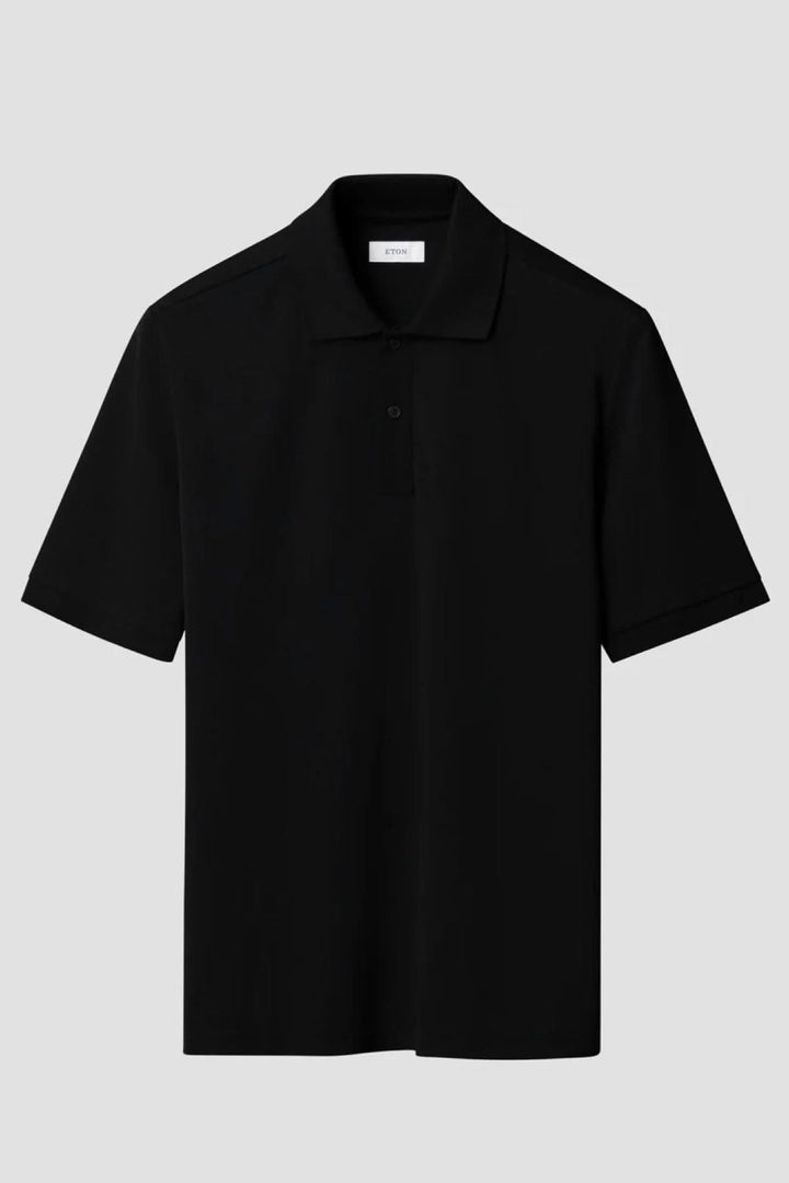Polo piqué à manches courtes noir moderne ajusté, col structuré pour look polyvalent et confortable.