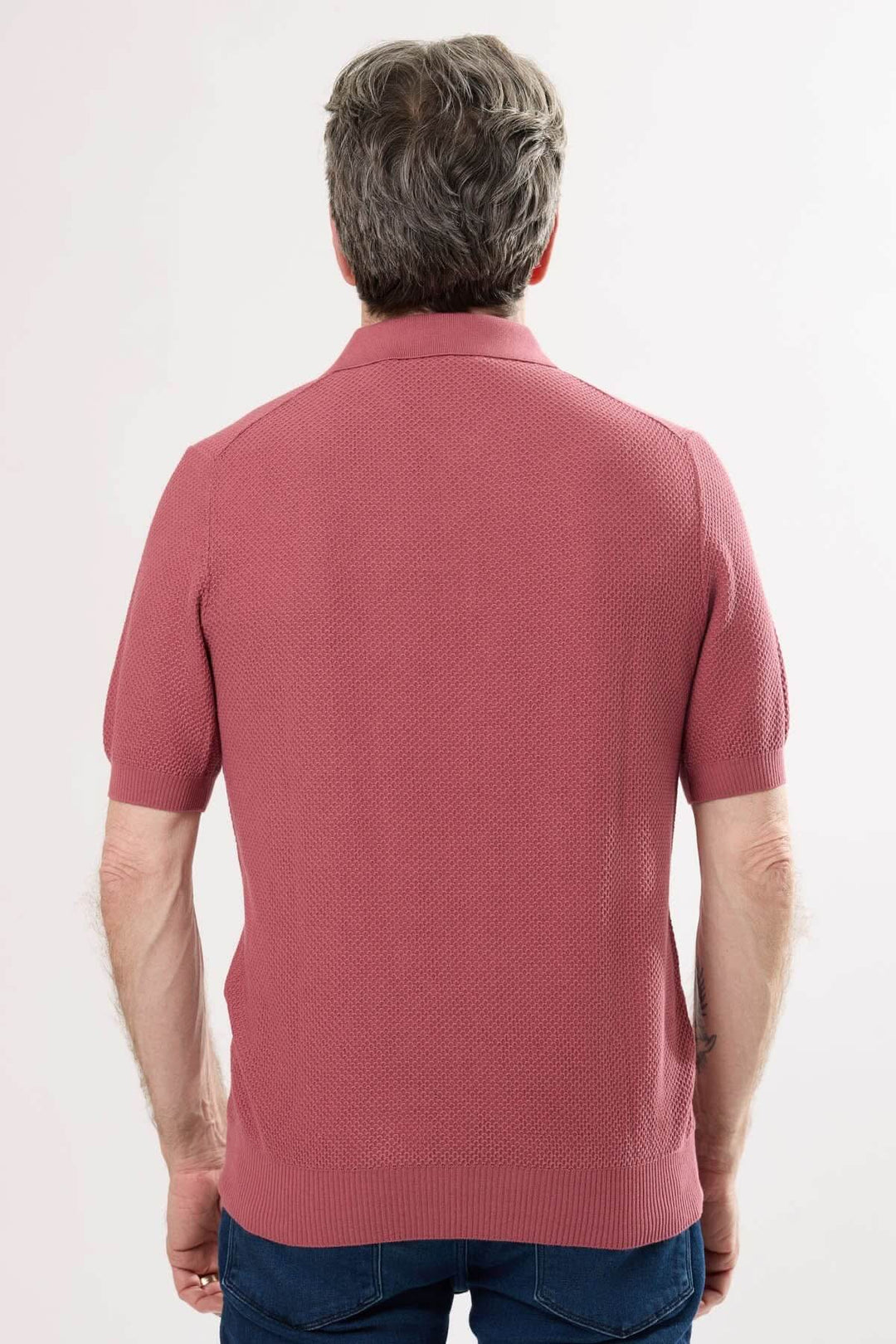 Polo raffiné rose à maille texturée, coupe ajustée, col structuré, vu de dos pour un style élégant.