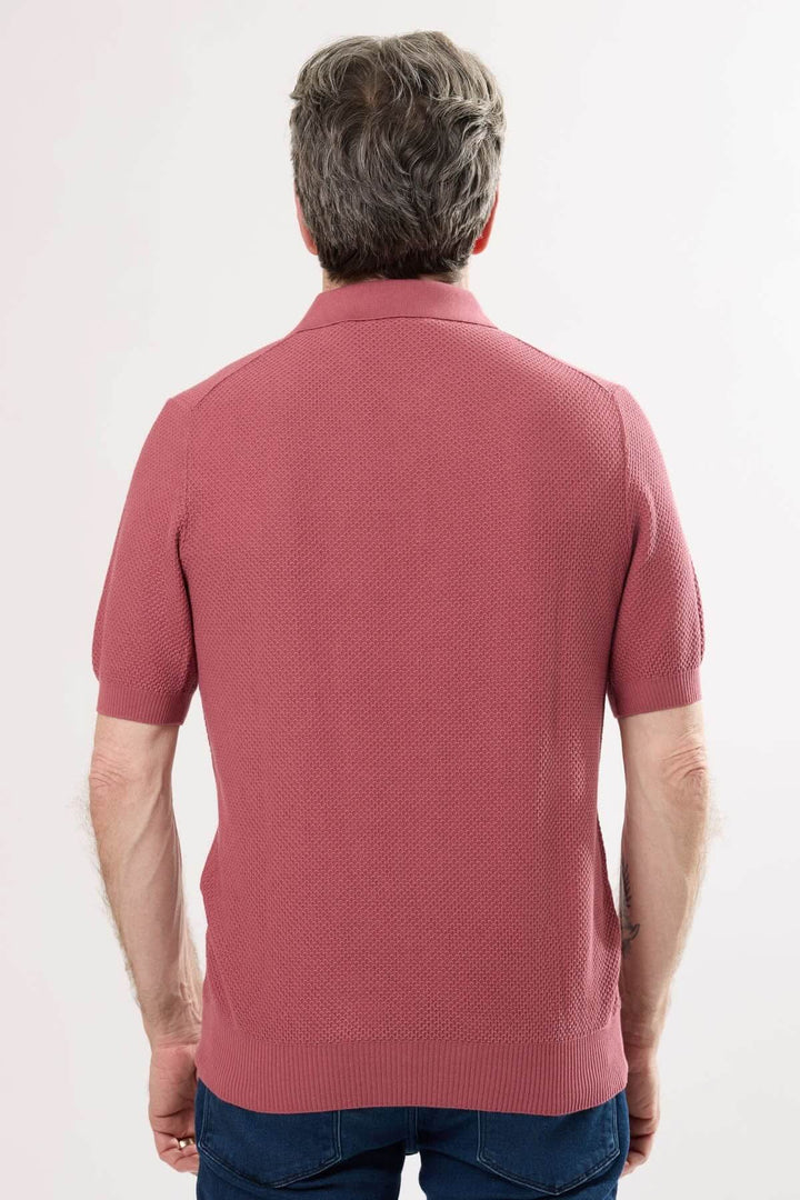 Polo raffiné rose à maille texturée, coupe ajustée, col structuré, vu de dos pour un style élégant.