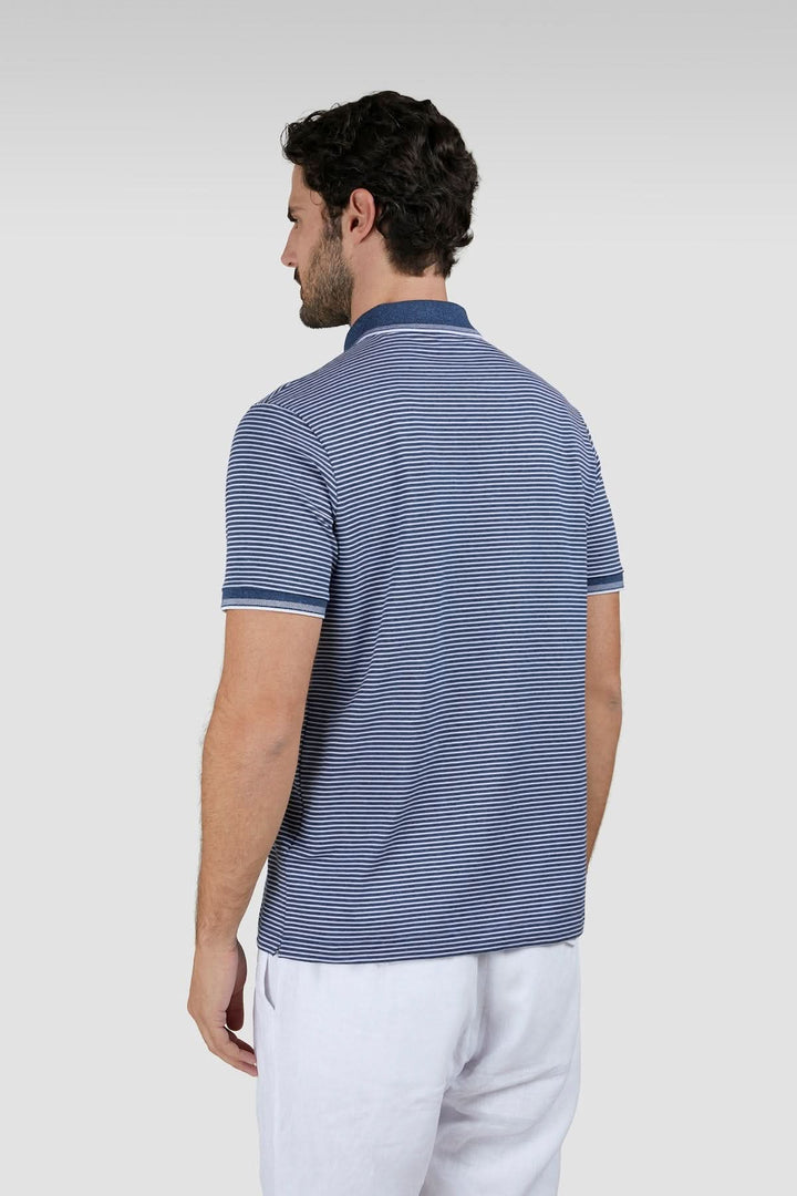 Homme portant un Polo rayé en coton piqué Jaspe, vu de dos, couleur bleu, pour un style estival élégant et intemporel.