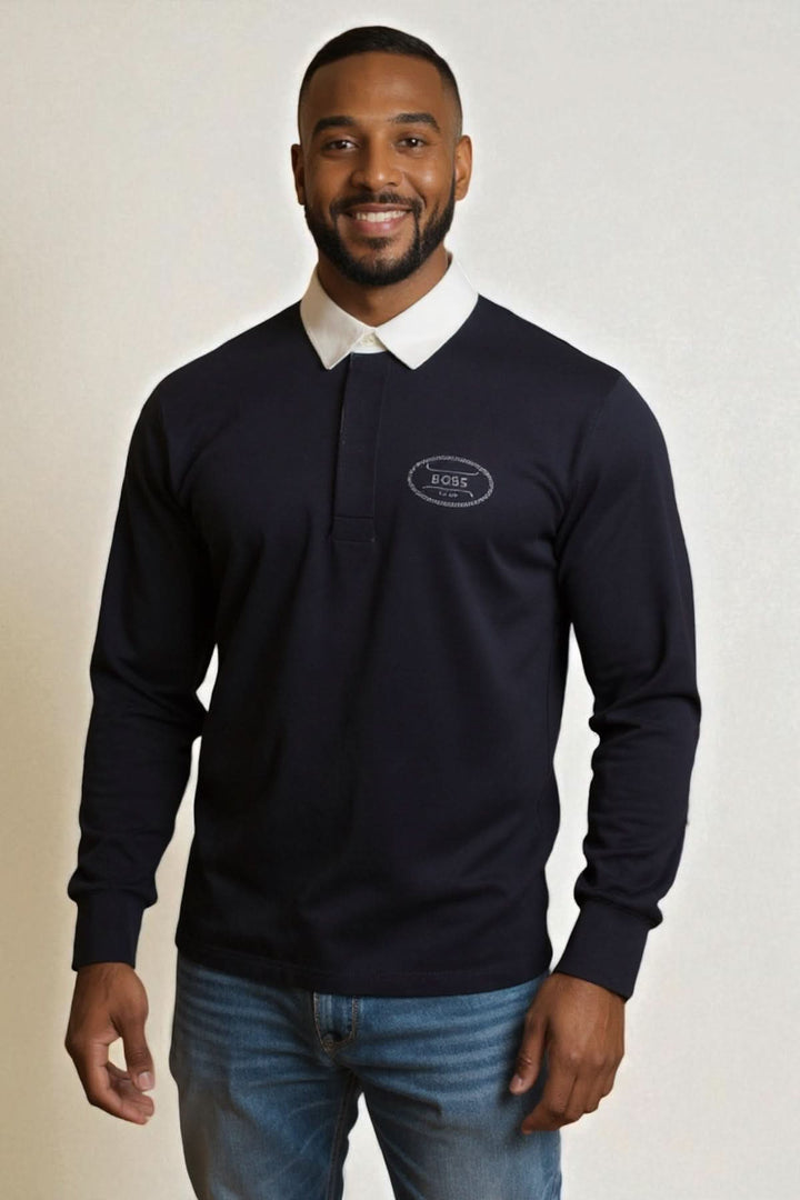 Homme portant Polo rugby Percy BOSS avec col contrastant et logo golf ton sur ton, coupe régulière, en jersey de coton doux.