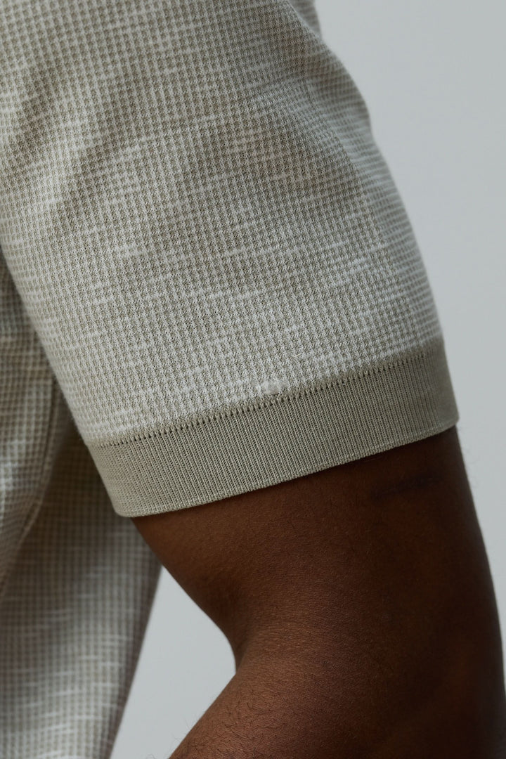Détail du Polo texturé à fermeture zippée en coton peigné, manches courtes, maille texturée grise.