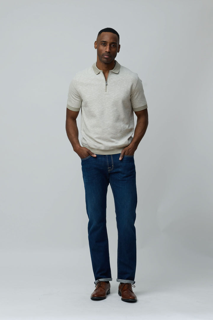 Homme portant un polo texturé à fermeture zippée en coton peigné et flammé, avec une allure épurée et coupe régulière.