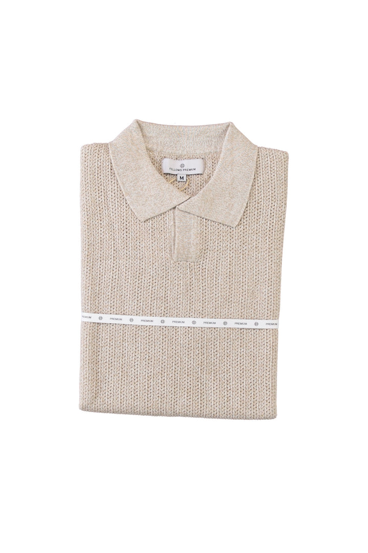 Polo texturé à manches courtes beige avec maille élégante et col classique. Idéal pour un look soigné et confortable au quotidien.