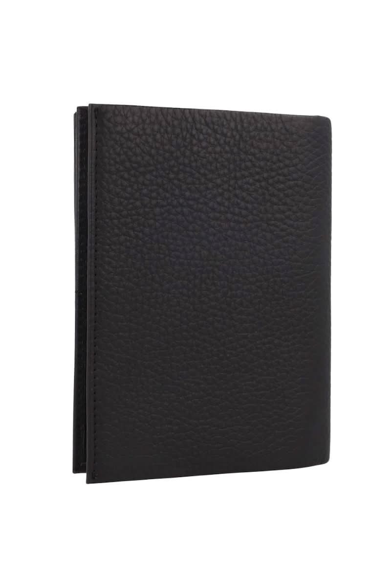 Portefeuille en cuir grainé élégant et sobre, avec plusieurs compartiments pour cartes et billets, accessoire pratique et haut de gamme.