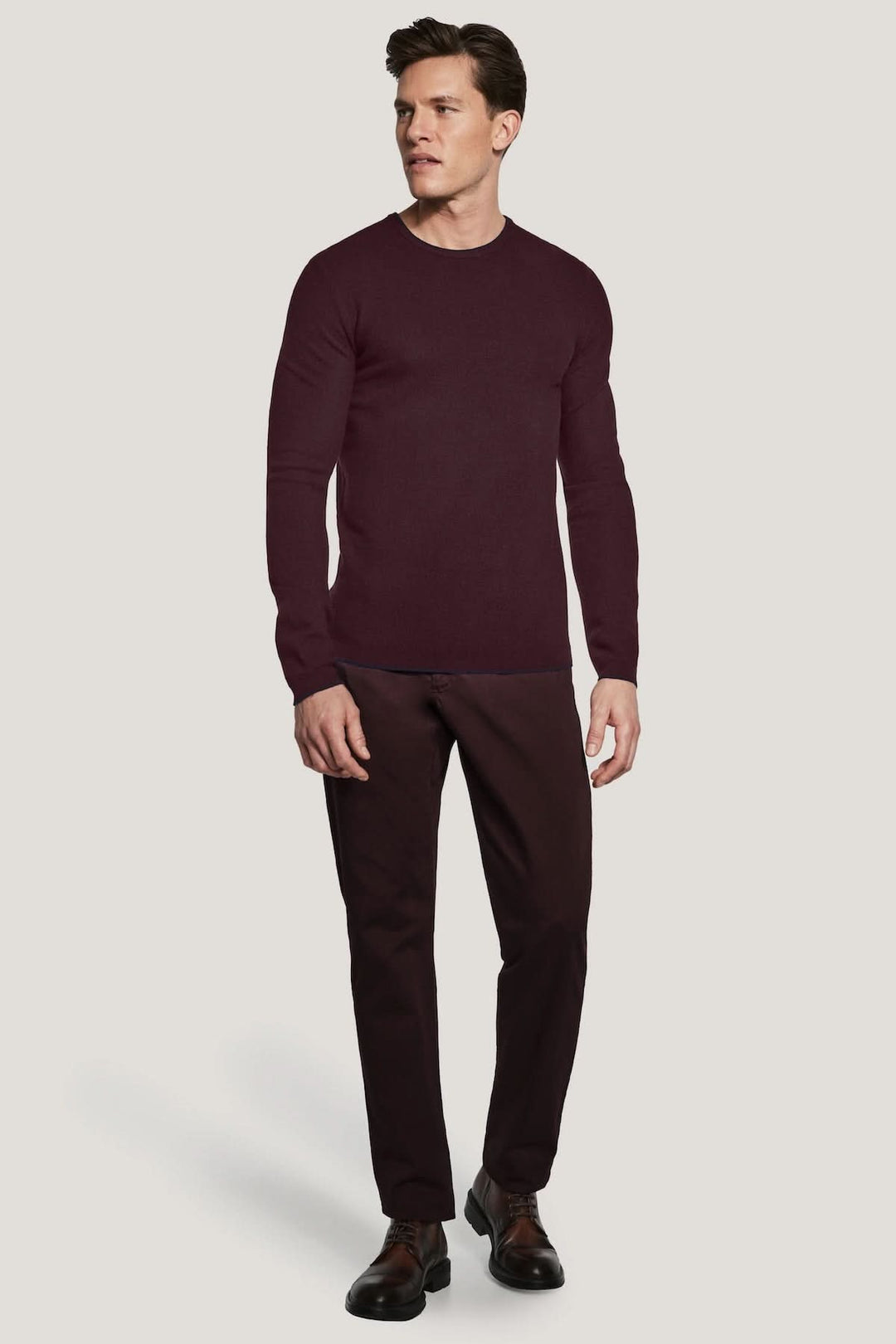 Homme portant un Pull col ras du cou Belvedere en laine, élégant et confortable pour un style moderne et raffiné.