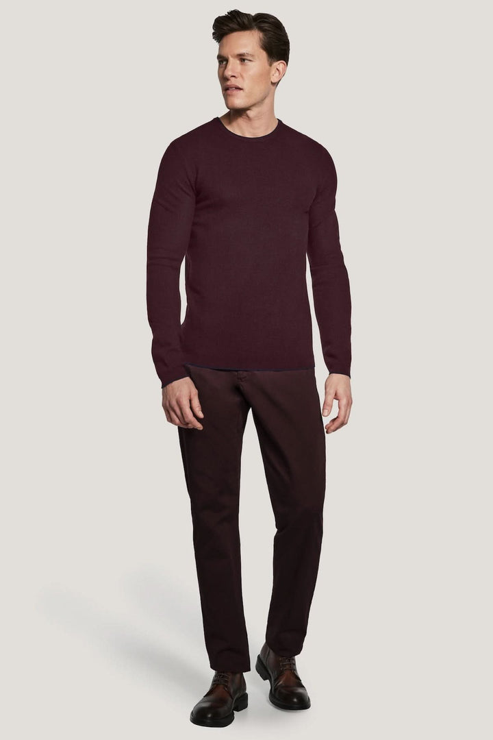 Homme portant un Pull col ras du cou Belvedere en laine, élégant et confortable pour un style moderne et raffiné.