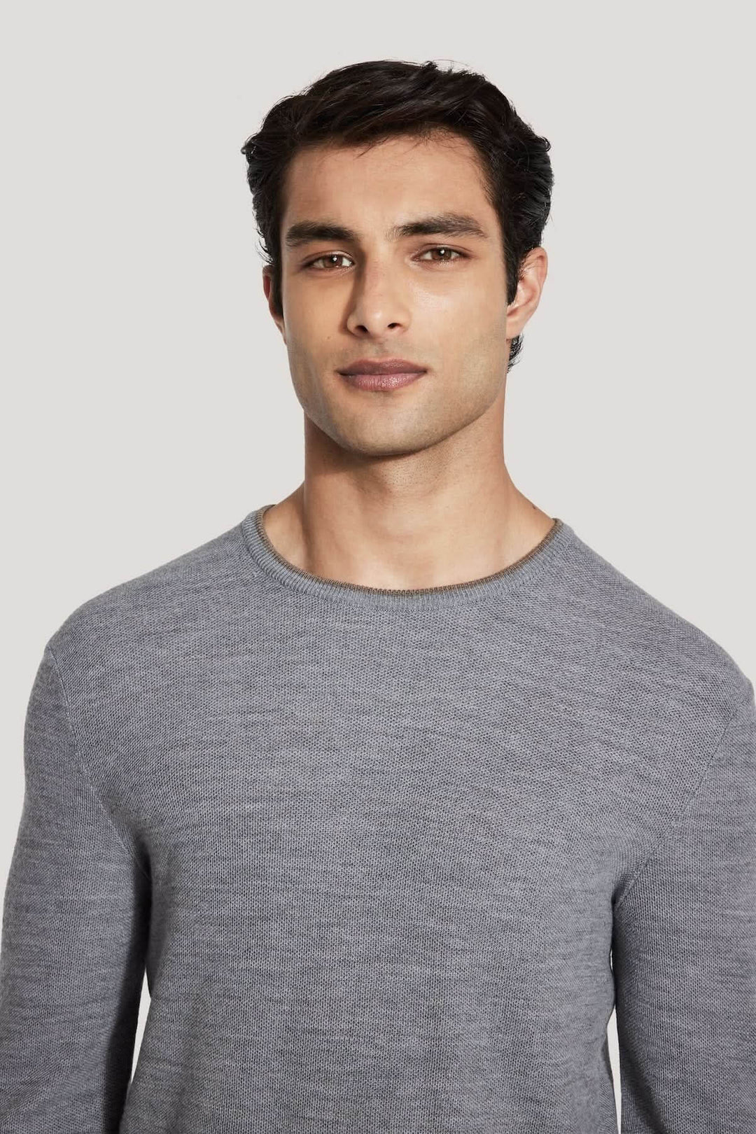Homme portant le Pull col ras du cou Belvedere en laine gris élégant et confortable