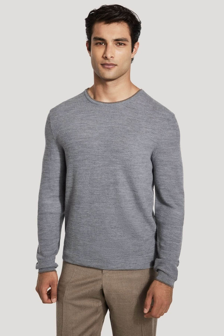 Homme portant un Pull col ras du cou Belvedere en laine élégant et confortable