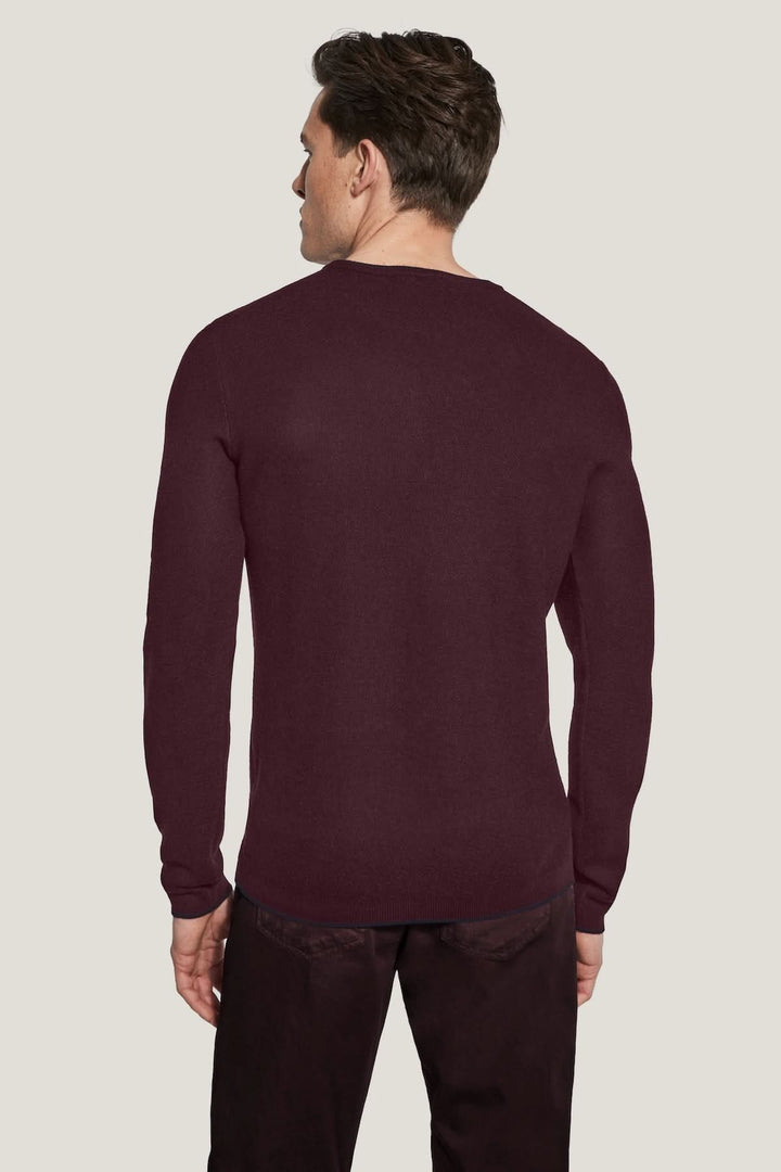 Homme portant un pull col ras du cou Belvedere en laine, vue de dos, couleur bordeaux, coupe soignée et raffinée pour une élégance moderne.