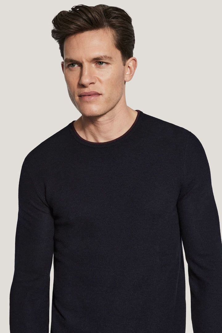 Pull col ras du cou Belvedere en laine porté par un modèle, élégant et confortable, idéal pour un style raffiné et moderne.