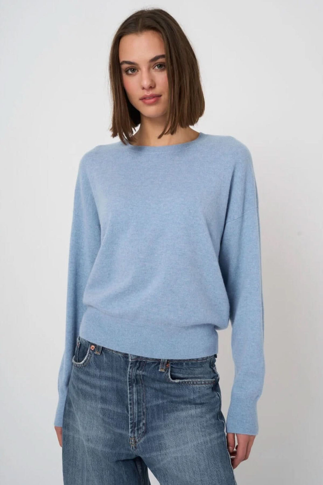 Pull à col rond bleu clair en tricot fin pour un look décontracté et soigné, confortable au quotidien. Décris moi le produit en français.
