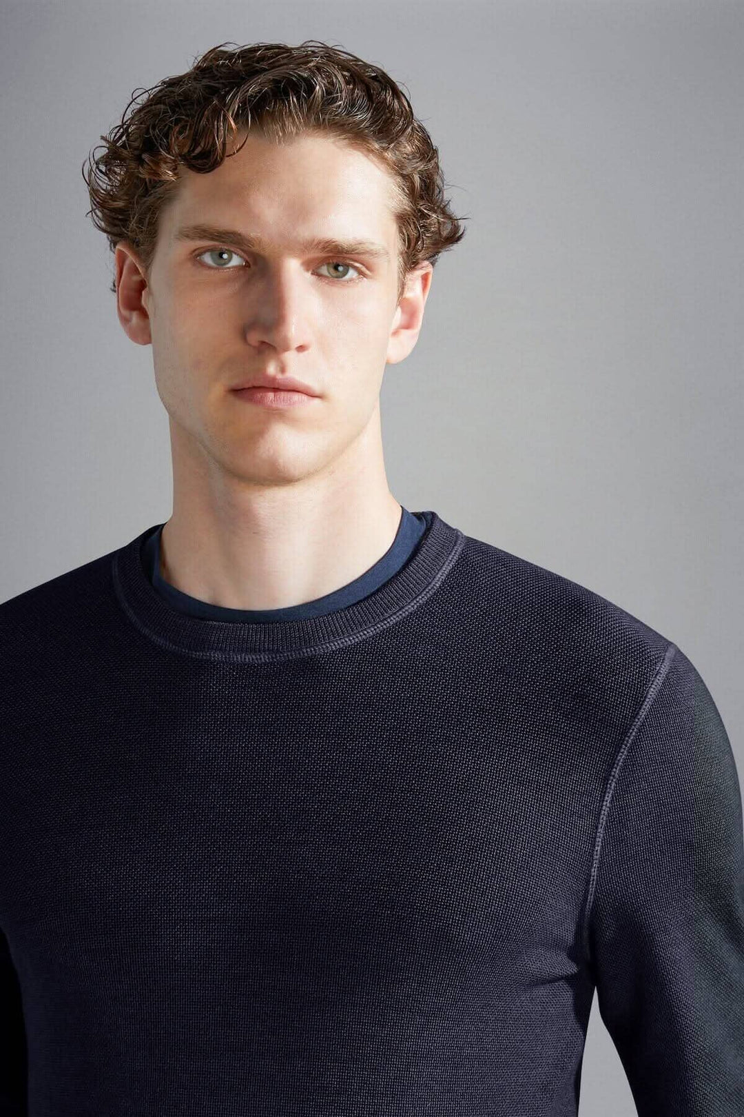 Pull en laine mérinos Paul &amp; Shark, col rond élégante, coupe moderne, disponible en marine et rouge.