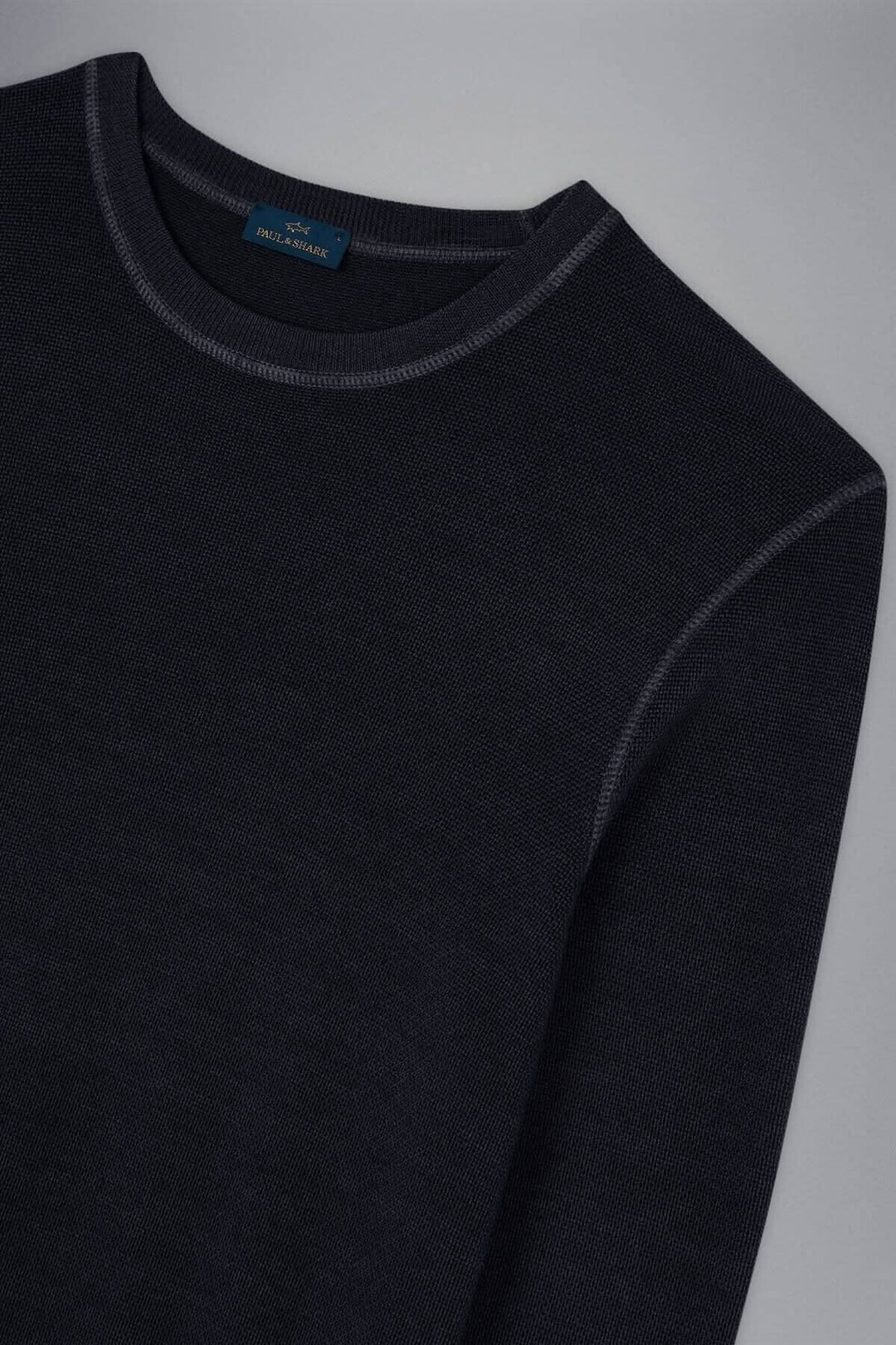 Pull en laine mérinos Paul &amp; Shark, col rond classique, couleur marine, coupe élégante pour homme moderne.