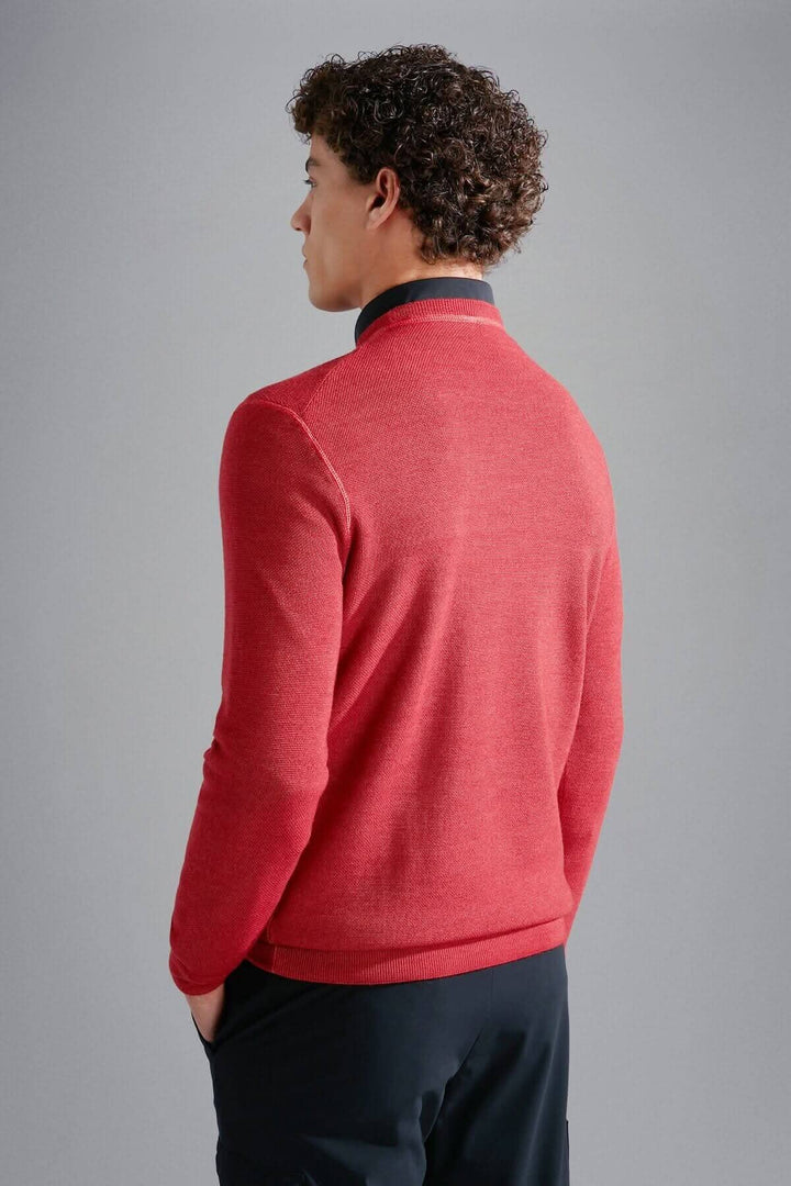 Homme portant un pull en laine mérinos rouge de Paul &amp; Shark, vue arrière, avec col rond classique.