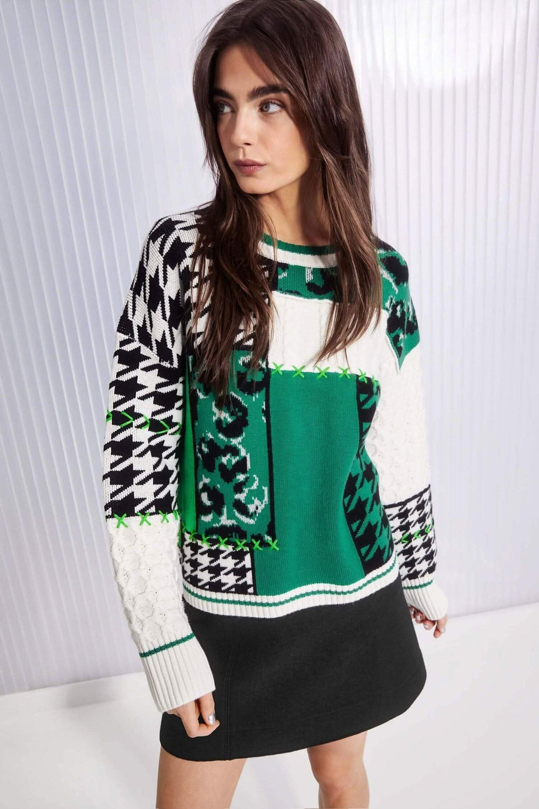 Pull en maille à motifs mélangés, col rond, vert et noir, avec design patchwork et silhouette oversize.