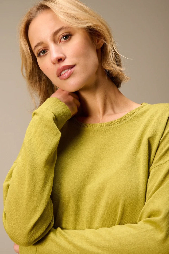 Pull léger manches longues avec encolure arrondie et maille douce, idéal pour une tenue décontractée ou soignée.