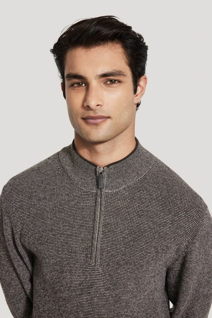 Homme portant un pull quart de zip en coton texturé de couleur grise.