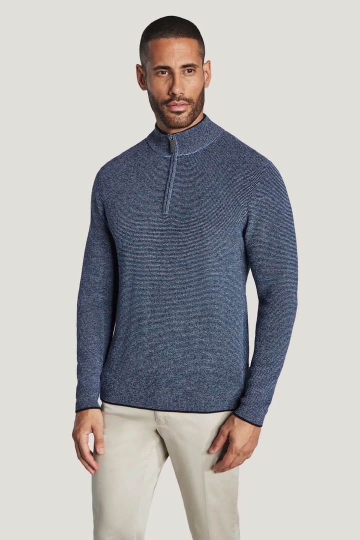 Homme portant un pull quart de zip en coton texturé bleu avec col montant, parfait pour un look moderne et élégant.