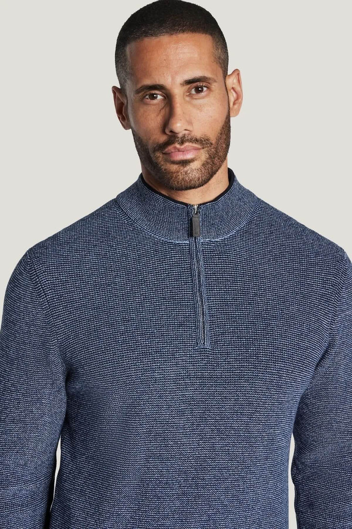 Homme portant un pull quart de zip en coton texturé de couleur bleu, idéal pour la mi-saison, avec coupe moderne et épurée.