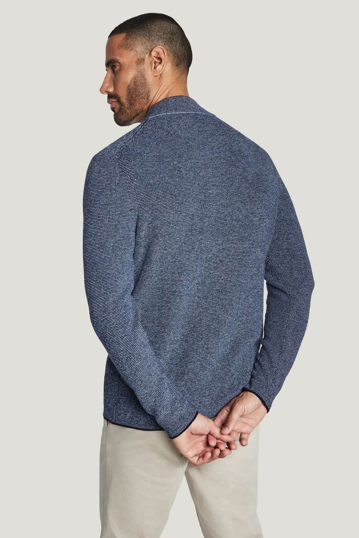 Homme portant un pull quart de zip en coton texturé bleu, vu de dos, idéal pour l&