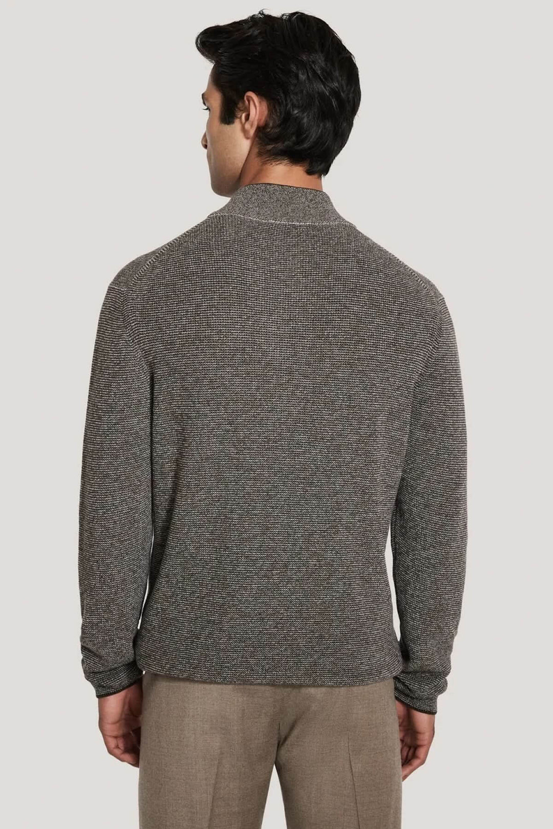 Homme portant un pull quart de zip en coton texturé, vue arrière, avec col montant et coupe moderne, idéal pour mi-saison.