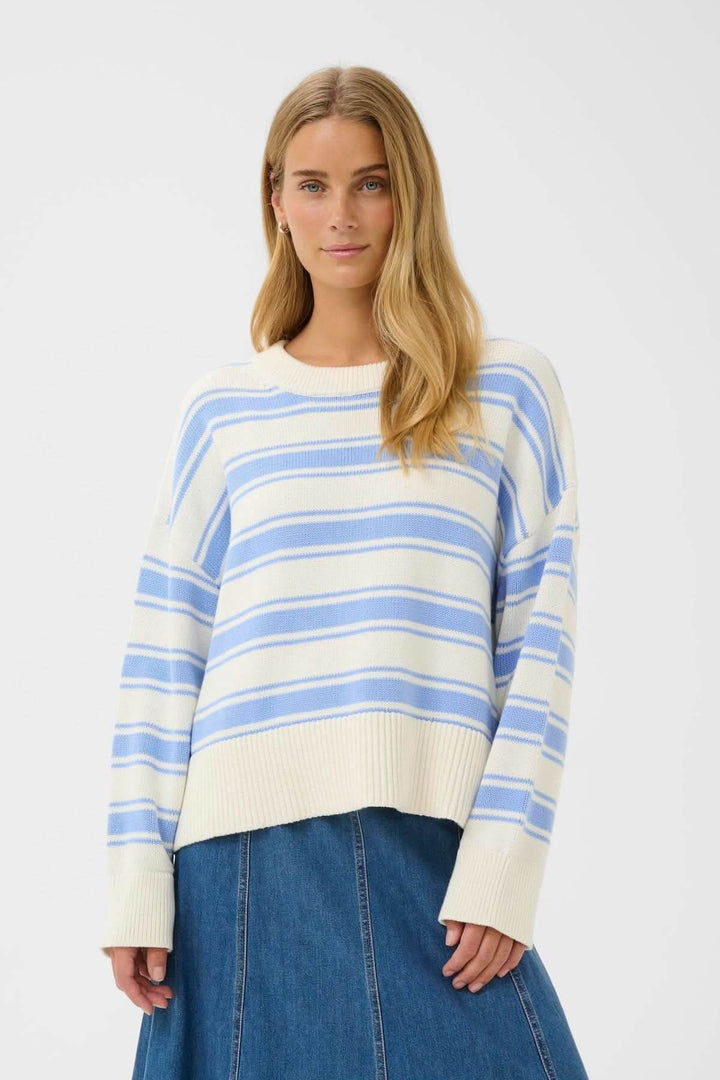 Pull à rayures Serafine porté par une femme, manches longues et coupe droite, style décontracté et élégant, idéal pour temps frais.