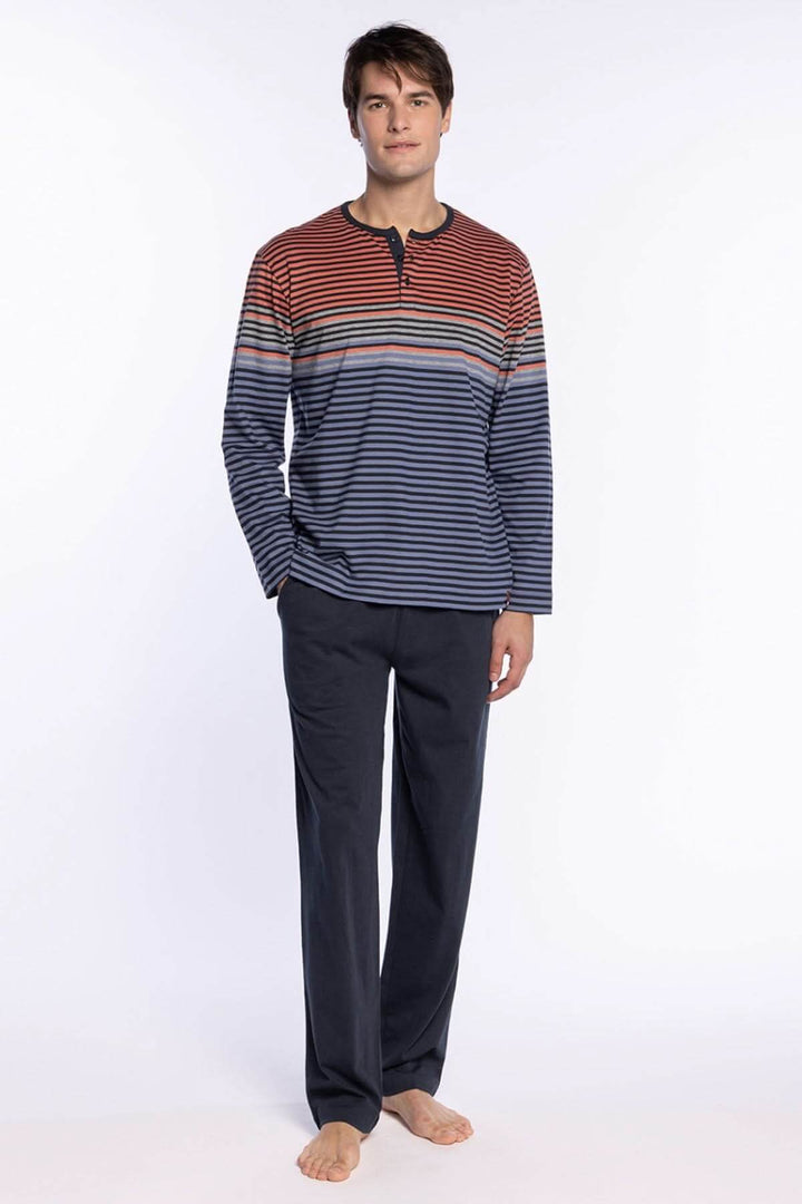 Homme portant un Pyjama Long en Coton à Rayures Sophistiqué avec haut à rayures multicolores et pantalon uni, pour confort et détente.