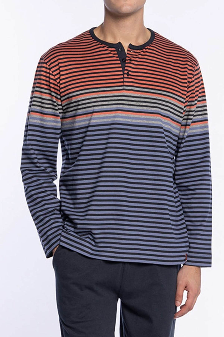 Homme portant un Pyjama Long en Coton à Rayures Sophistiqué multicolore avec col rond ouvert et pantalon noir.